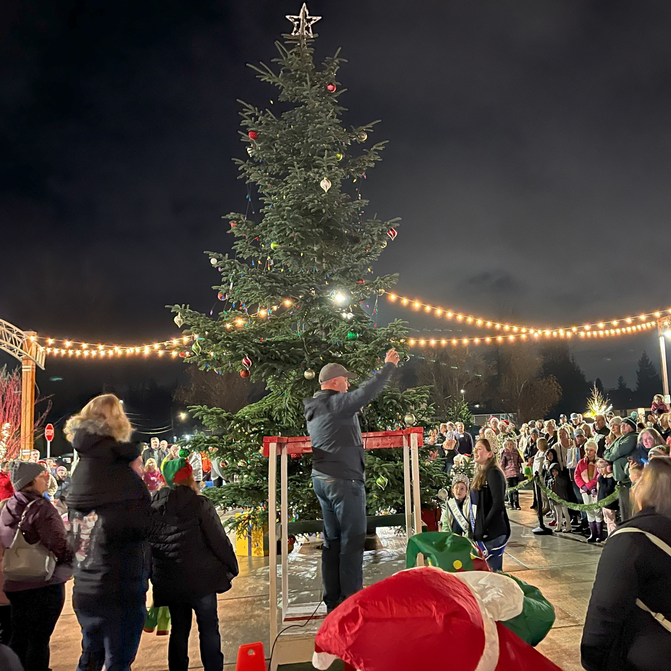 Mayor Gailey and the community around the City tree lighting 2023 